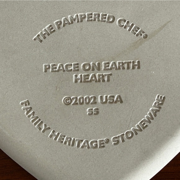 Two Pampered Chef Stoneware Cookie Molds Peace on Earth Heart /Patriotic Heart - Picture 5 of 8
